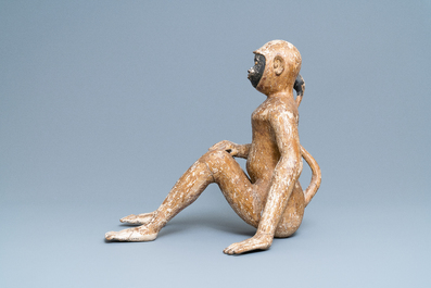 Une paire de figures de singes en bois sculpt&eacute; et polychrom&eacute;, l'Asie du Sud-Est, 19&egrave;me