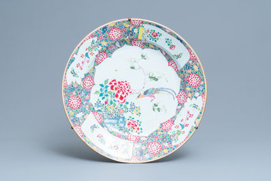 Une paire de tr&egrave;s grands plats en porcelaine de Chine famille rose, Yongzheng