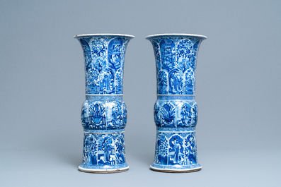 Une paire de grands vases en porcelaine de Chine en bleu et blanc &agrave; d&eacute;cor de longues dames, Kangxi