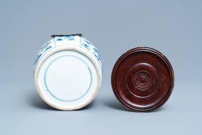 Un bol en porcelaine de Chine en bleu et blanc &agrave; d&eacute;cor d'antiquit&eacute;s, Kangxi