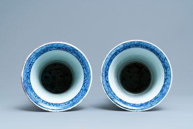 Une paire de grands vases en porcelaine de Chine en bleu et blanc &agrave; d&eacute;cor de longues dames, Kangxi