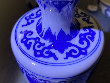 Een paar Chinese blauw-witte dekselvazen, Kangxi