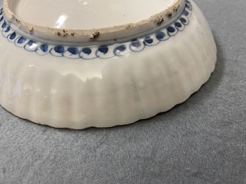 Deux plats en porcelaine de Chine en bleu et blanc de type kraak, Wanli