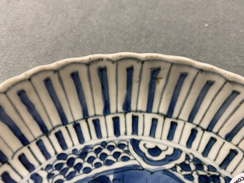 Deux plats en porcelaine de Chine en bleu et blanc de type kraak, Wanli