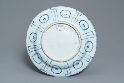 Un plat et deux assiettes en porcelaine de Chine en bleu et blanc de type kraak &agrave; d&eacute;cor de canards, Wanli