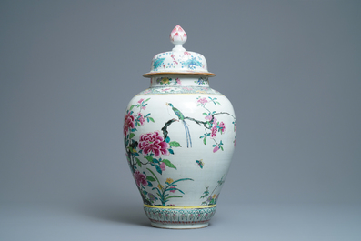 Un grand vase couvert en porcelaine de Chine famille rose, Yongzheng