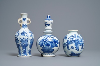 Trois vases en porcelaine de Chine en bleu et blanc, Kangxi