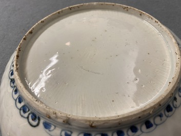 Deux plats en porcelaine de Chine en bleu et blanc de type kraak, Wanli