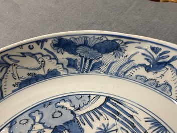 Un plat en porcelaine de Chine en bleu et blanc &agrave; d&eacute;cor 'Les trois amis de l'hiver', Jiajing