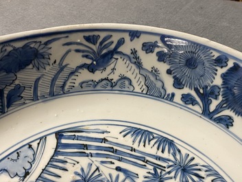 Un plat en porcelaine de Chine en bleu et blanc &agrave; d&eacute;cor 'Les trois amis de l'hiver', Jiajing