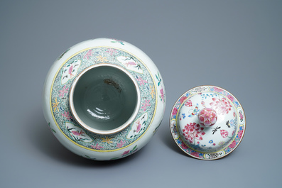 Un grand vase couvert en porcelaine de Chine famille rose, Yongzheng