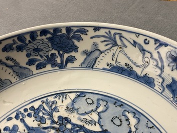 Un plat en porcelaine de Chine en bleu et blanc &agrave; d&eacute;cor 'Les trois amis de l'hiver', Jiajing