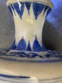 Une paire de vases couverts en porcelaine de Chine en bleu et blanc, Kangxi