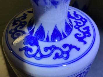 Une paire de vases couverts en porcelaine de Chine en bleu et blanc, Kangxi