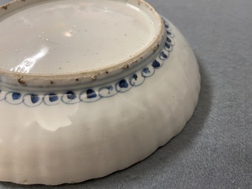 Deux plats en porcelaine de Chine en bleu et blanc de type kraak, Wanli