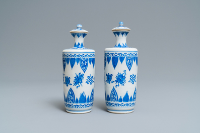 Une paire de vases couverts en porcelaine de Chine en bleu et blanc, Kangxi