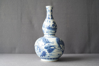 Un vase de forme double gourde en porcelaine de Chine en bleu et blanc, &eacute;poque Transition