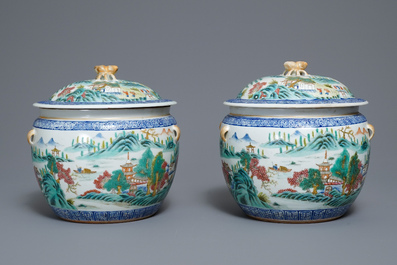 Une paire de bols couverts en porcelaine de Chine famille rose, marque de Qianlong, R&eacute;publique