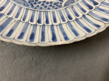 Deux plats en porcelaine de Chine en bleu et blanc de type kraak, Wanli