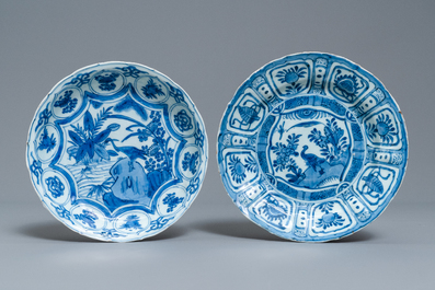 Un plat et deux assiettes en porcelaine de Chine en bleu et blanc de type kraak &agrave; d&eacute;cor de canards, Wanli