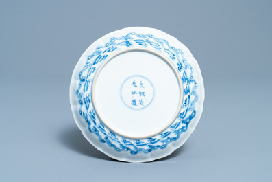 Une assiette en porcelaine de Chine en bleu et blanc, marque de Chenghua, Kangxi