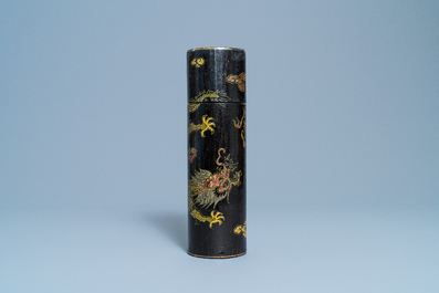 Een keizerlijke Chinese cilindrische beschilderde en gelakte houten koker, 17/18e eeuw