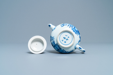 Une th&eacute;i&egrave;re couverte en porcelaine de Chine en bleu et blanc, marque de Jiajing, Kangxi