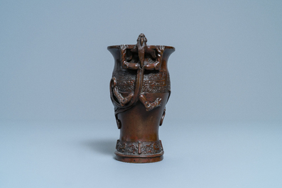 Een Chinese bronzen vaas met draken als handgrepen, Ming