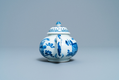 Een Chinese blauw-witte theepot met deksel, Jiajing merk, Kangxi