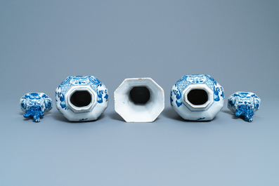 Une garniture de trois vases en fa&iuml;ence de Delft en bleu et blanc, 18&egrave;me