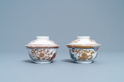 Une paire de bols couverts en porcelaine de Chine famille rose &agrave; d&eacute;cor d'un couple europ&eacute;en, Yongzheng