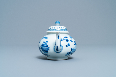 Une th&eacute;i&egrave;re couverte en porcelaine de Chine en bleu et blanc, marque de Jiajing, Kangxi