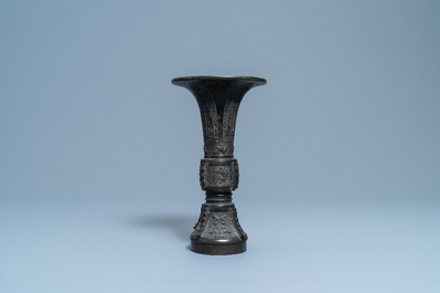 Un vase de forme 'gu' en bronze, Chine, Ming