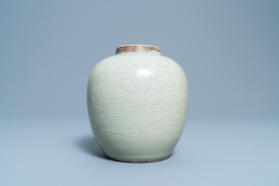 Een Chinese monochrome celadon pot met onderglazuur lotusdecor, Kangxi