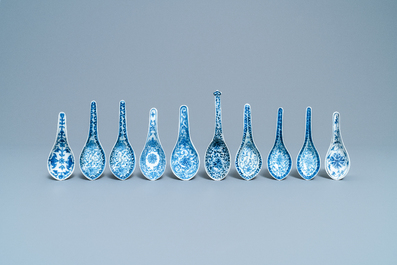 Twenty Chinese blue and white spoons, 19/20th C.