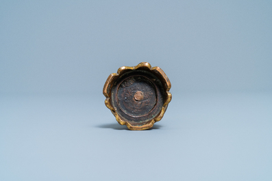 Een Chinese deels vergulde en gelakte bronzen wierookstokhouder, Ming