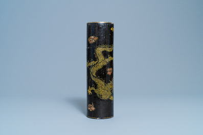 Une bo&icirc;te cylindrique pour un d&eacute;cret imp&eacute;rial en bois laqu&eacute; et peint, Chine, 17/18&egrave;me
