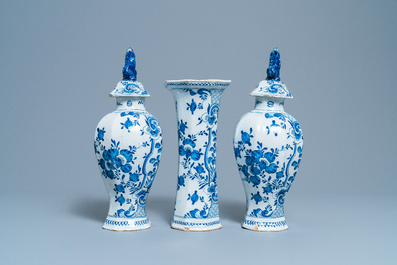 Une garniture de trois vases en fa&iuml;ence de Delft en bleu et blanc, 18&egrave;me