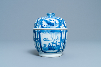 Een Chinese blauw-witte dekselkom met figuratieve medaillons, Wanli