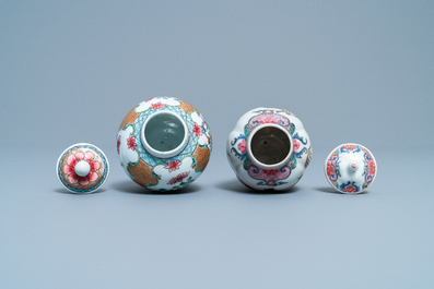 Deux bo&icirc;tes &agrave; th&eacute; en porcelaine de Chine famille rose, Yongzheng