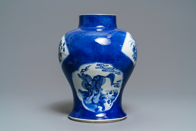 Un vase en porcelaine de Chine en bleu et blanc &agrave; fond bleu poudr&eacute;, Kangxi