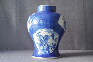 Un vase en porcelaine de Chine en bleu et blanc &agrave; fond bleu poudr&eacute;, Kangxi