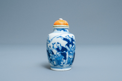 Une tabati&egrave;re en porcelaine de Chine en bleu et blanc, marque de Chenghua, Yongzheng