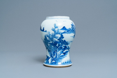 Un vase en porcelaine de Chine en bleu et blanc, Kangxi