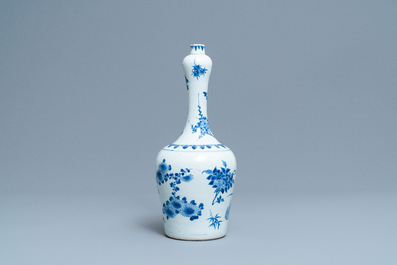 Un vase de forme bouteille en porcelaine de Chine en bleu et blanc, &eacute;poque Transition