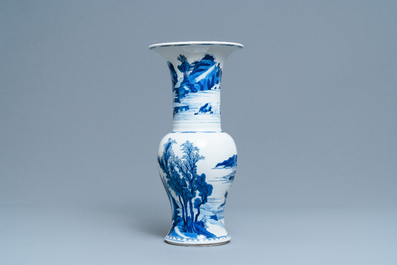 Un vase de forme yenyen en porcelaine de Chine en bleu et blanc &agrave; d&eacute;cor d'un paysage fluvial, Kangxi