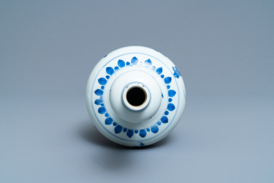 Un vase de forme bouteille en porcelaine de Chine en bleu et blanc, &eacute;poque Transition