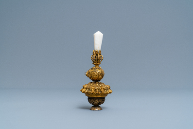 Une prise de chapeau de Mandarin en bronze dor&eacute;, agate et cristal, 18&egrave;me