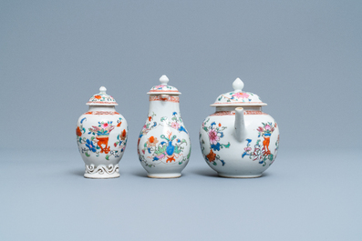 Une th&eacute;i&egrave;re, une bo&icirc;te &agrave; th&eacute;, un cr&eacute;mier et leur plateau en porcelaine de Chine famille rose, Qianlong