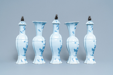 Een blauw-wit Delfts vijfdelig kaststel met floraal chinoiserie decor, 18e eeuw